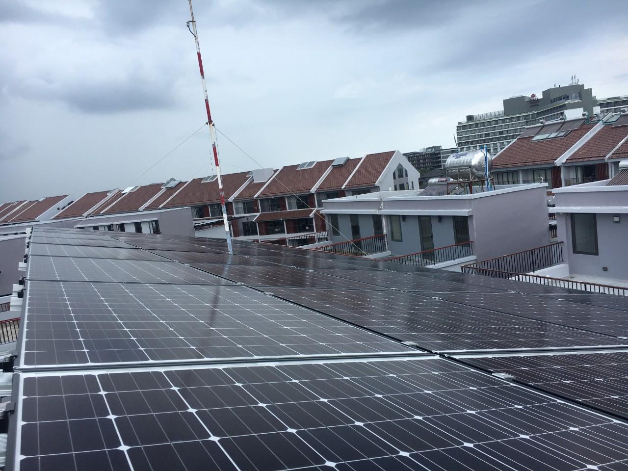 SUNEMIT lắp đặt hệ thống pin năng lượng mặt trời 450w tại Vinashop Phú Quốc