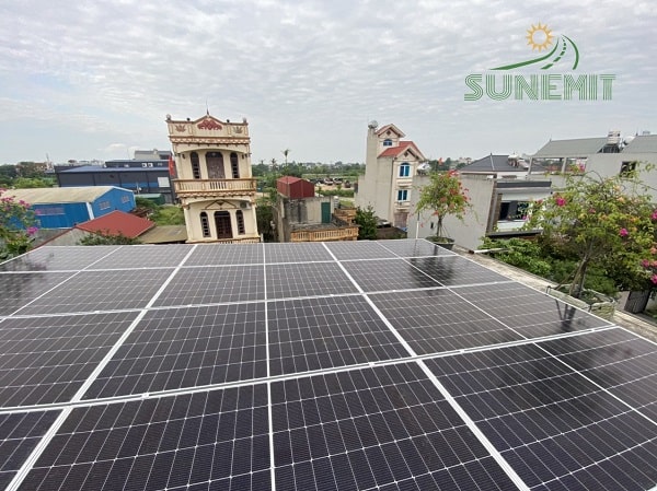 Tấm pin năng lượng mặt trời SU-03 lắp đặt trên mái nhà