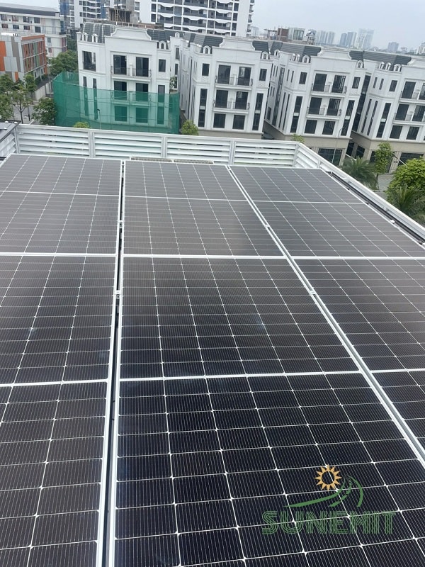 Tấm pin năng lượng mặt trời SU-03 lắp đặt trong khu biệt thự