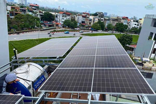 Điện mặt trời Hybrid cho nhà phố: Lời giải cho bài toán sạc xe điện
