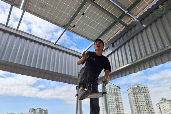 Tỉ mỉ như kỹ sư của SUNEMIT tại dự án điện mặt trời công suất cao ở quận Tây Hồ, Hà Nội